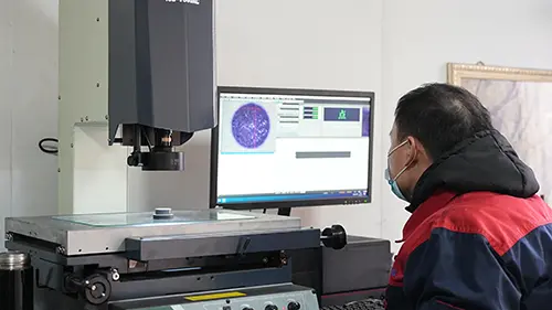 Kəskin görmə və dəqiq rəhbərliklə qəliblər üçün keyfiyyətli müdafiə xəttini möhkəm şəkildə qururuq.